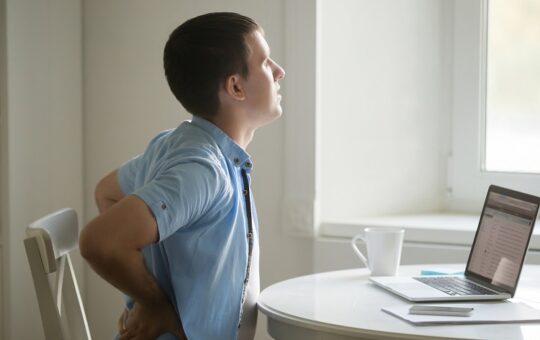 ปวดหลังล่างเกิดจากอะไร 7 สาเหตุหลักที่พบบ่อย