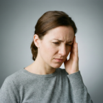 ปวดขมับซ้ายเกิดจากอะไร สัญญาณเตือนที่ไม่ควรมองข้าม