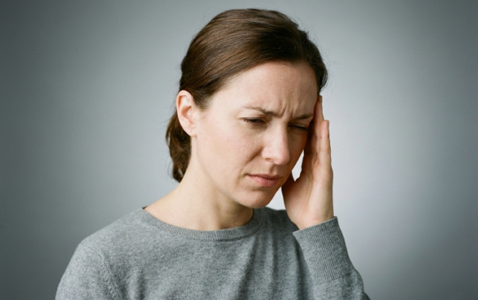 ปวดขมับซ้าย เกิดจากอะไร สัญญาณเตือนที่ไม่ควรมองข้าม